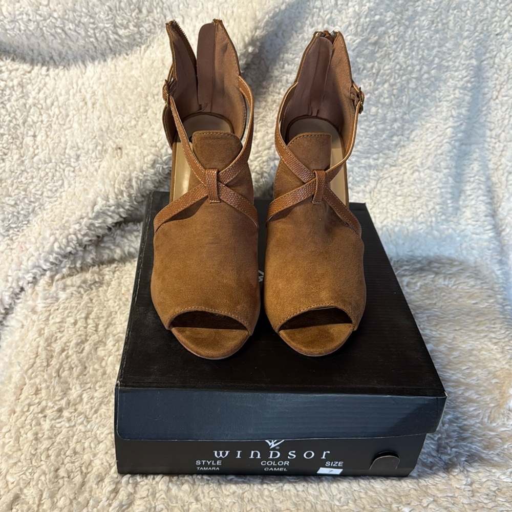 Windsor style tamara color camel size 7 woman/girls